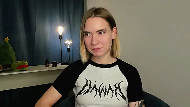 DaisyColl online show from 12.20.24