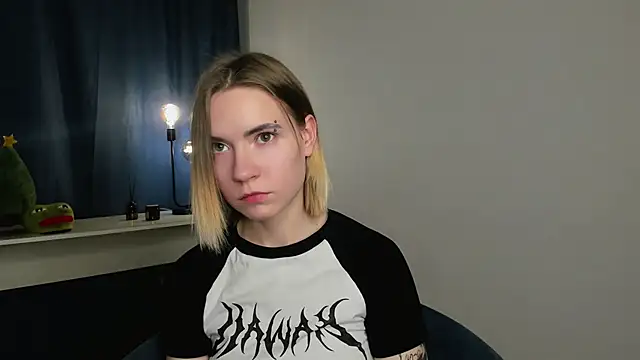 DaisyColl online show from 12.20.24