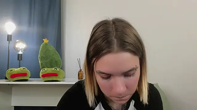 DaisyColl online show from 12.21.24