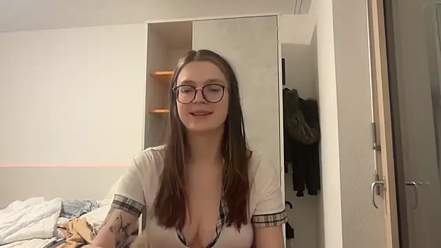 Snapshot of NikaCyberslut chatting on 02.18.25 NikaCyberslut online show from 02.18.25