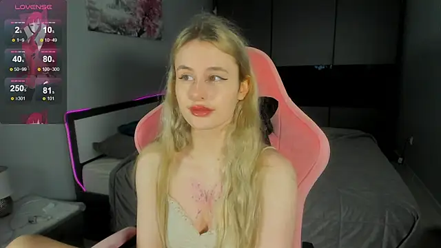 Snapshot of Molly_Toads chatting on 12.24.24 Molly Toads online show from 12.24.24