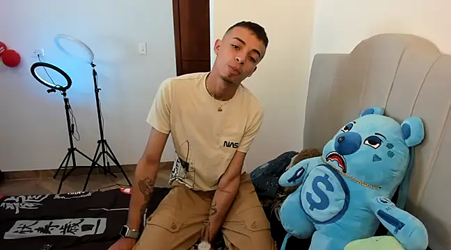 Snapshot of twink_latino5 chatting on 12.21.24 twink latino5 online show from 12.21.24