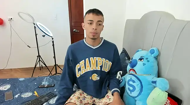 Snapshot of twink_latino5 chatting on 12.22.24 twink latino5 online show from 12.22.24