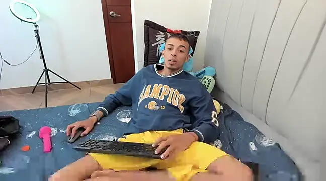 Snapshot of twink_latino5 chatting on 12.23.24 twink latino5 online show from 12.23.24