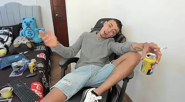 Snapshot of twink_latino5 chatting on 12.25.24 twink latino5 online show from 12.25.24