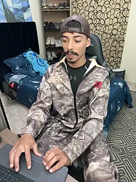 Snapshot of twink_latino5 chatting on 11.23.25 twink latino5 online show from 11.23.25