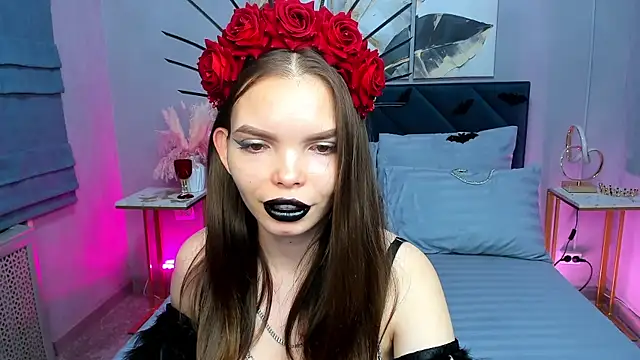 Snapshot of Curvy_Dynamite_ chatting on 10.31.25 Curvy Dynamite online show from 10.31.25