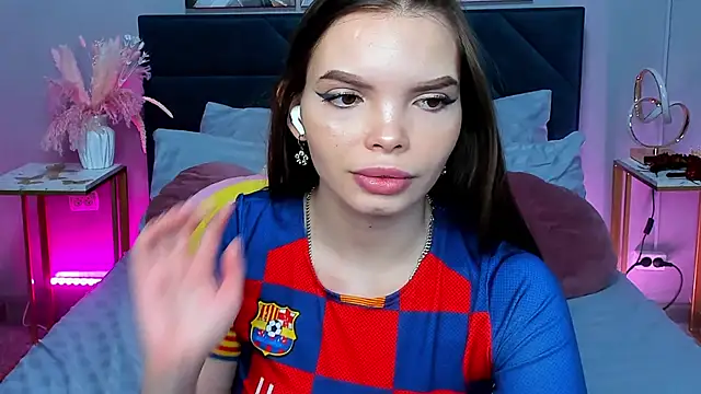 Snapshot of Curvy_Dynamite_ chatting on 11.13.25 Curvy Dynamite online show from 11.13.25