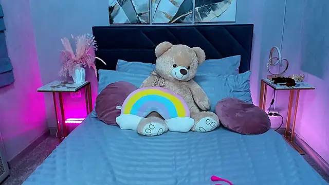 Snapshot of Curvy_Dynamite_ chatting on 11.18.25 Curvy Dynamite online show from 11.18.25