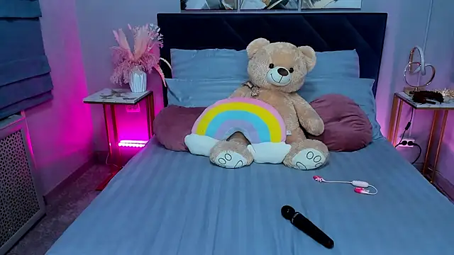 Snapshot of Curvy_Dynamite_ chatting on 12.14.25 Curvy Dynamite online show from 12.14.25