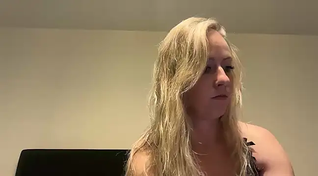 Snapshot of Emmy_frenchie chatting on 01.02.25 Emmy frenchie online show from 01.02.25