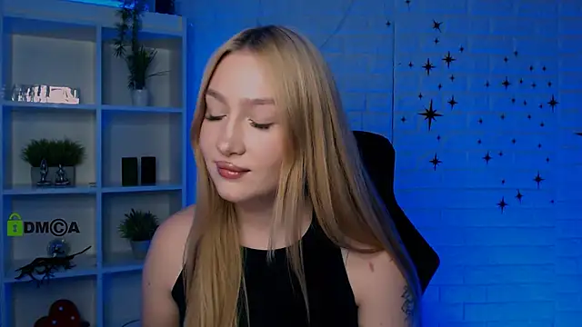 Snapshot of playful_sophie chatting on 05.26.26 playful sophie online show from 05.26.26