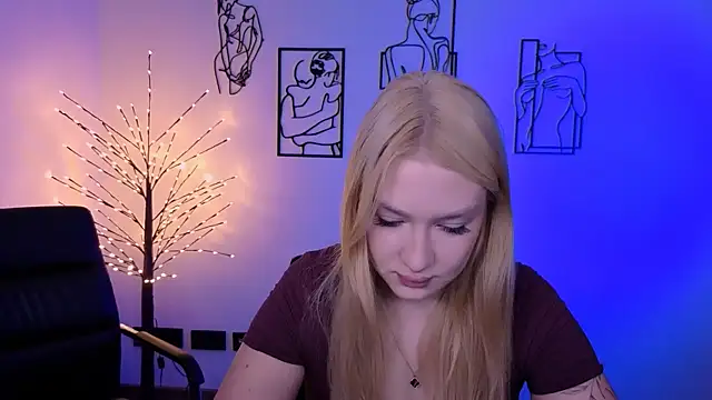 Snapshot of playful_sophie chatting on 07.20.26 playful sophie online show from 07.20.26