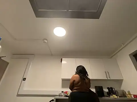 Snapshot of LavenderBuxton chatting on 02.13.25 LavenderBuxton online show from 02.13.25