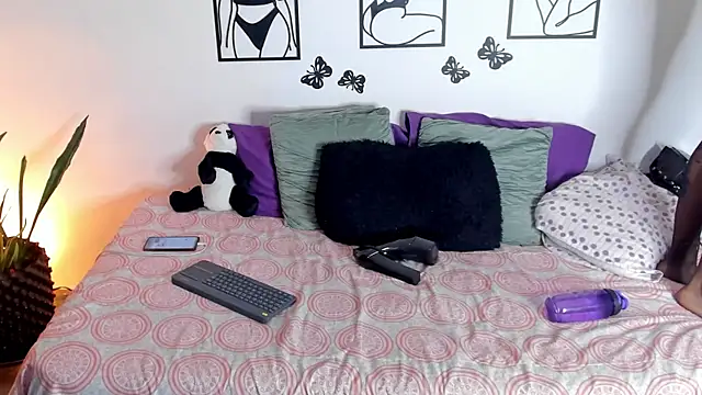 Snapshot of Keiny-Rave chatting on 12.29.24 Keiny-Rave online show from 12.29.24