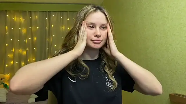 Snapshot of IlonaMurf chatting on 12.24.24 IlonaMurf online show from 12.24.24