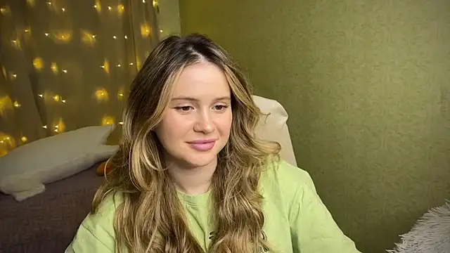 Snapshot of IlonaMurf chatting on 01.10.25 IlonaMurf online show from 01.10.25