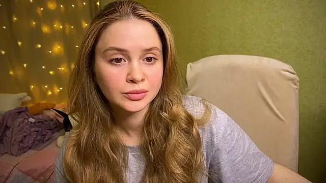 Snapshot of IlonaMurf chatting on 02.19.25 IlonaMurf online show from 02.19.25