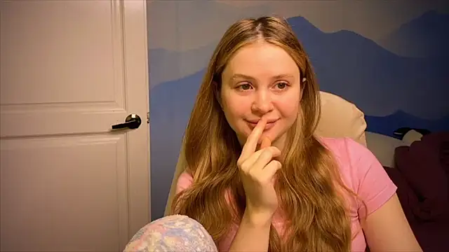 Snapshot of IlonaMurf chatting on 10.20.25 IlonaMurf online show from 10.20.25