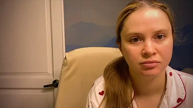 Snapshot of IlonaMurf chatting on 10.28.25 IlonaMurf online show from 10.28.25