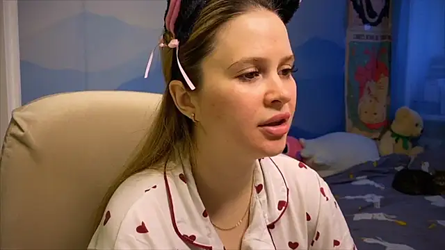 Snapshot of IlonaMurf chatting on 12.15.25 IlonaMurf online show from 12.15.25