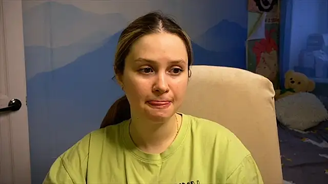 Snapshot of IlonaMurf chatting on 12.19.25 IlonaMurf online show from 12.19.25