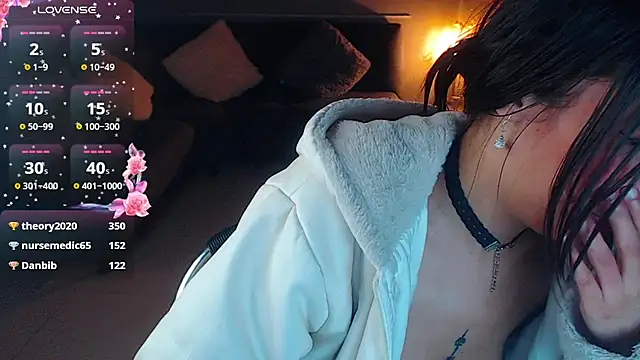 Snapshot of mia_collens chatting on 01.28.25 mia collens online show from 01.28.25