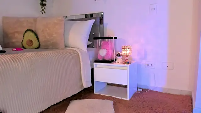 Snapshot of Alissonroses chatting on 10.31.25 Alissonroses online show from 10.31.25