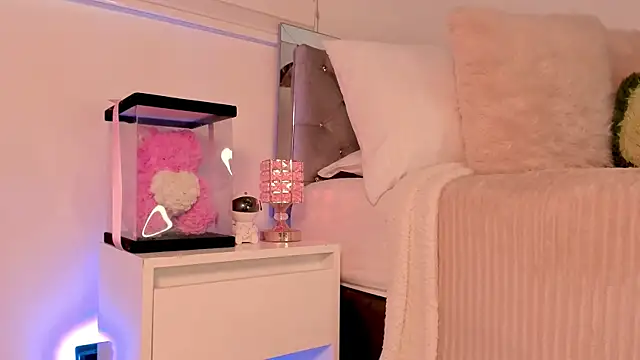 Snapshot of Alissonroses chatting on 12.20.25 Alissonroses online show from 12.20.25