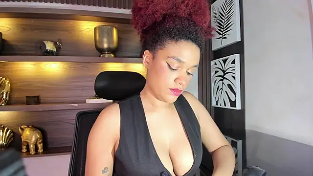 Snapshot of loladupont chatting on 05.25.26 loladupont online show from 05.25.26