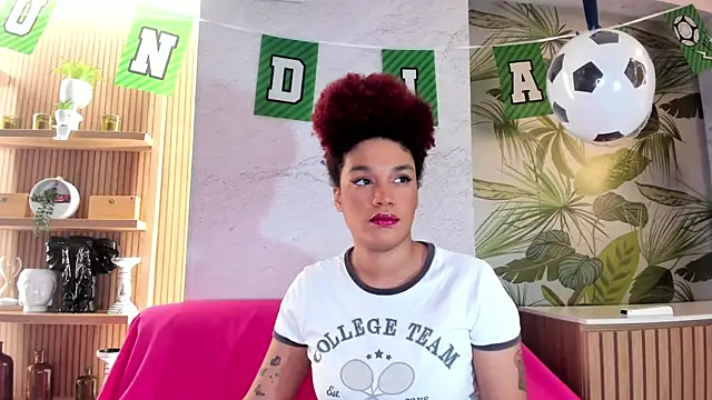 Snapshot of loladupont chatting on 06.15.26 loladupont online show from 06.15.26