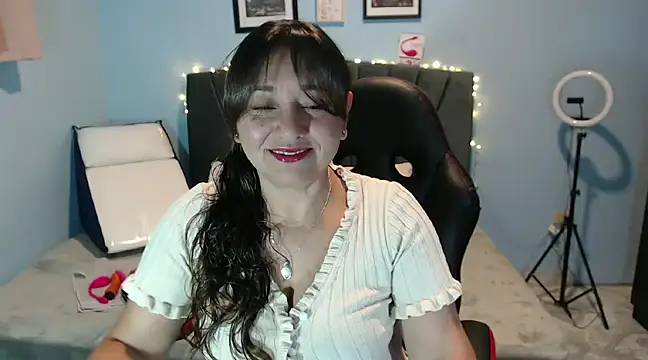 Snapshot of AngelRouss chatting on 01.15.25 AngelRouss online show from 01.15.25