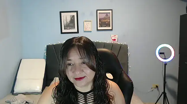 Snapshot of AngelRouss chatting on 01.21.25 AngelRouss online show from 01.21.25