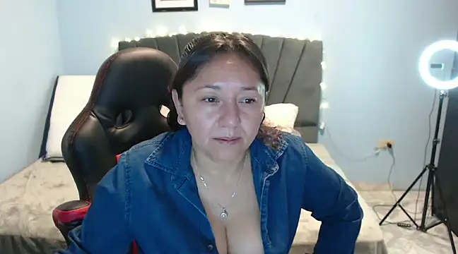 Snapshot of AngelRouss chatting on 01.22.25 AngelRouss online show from 01.22.25