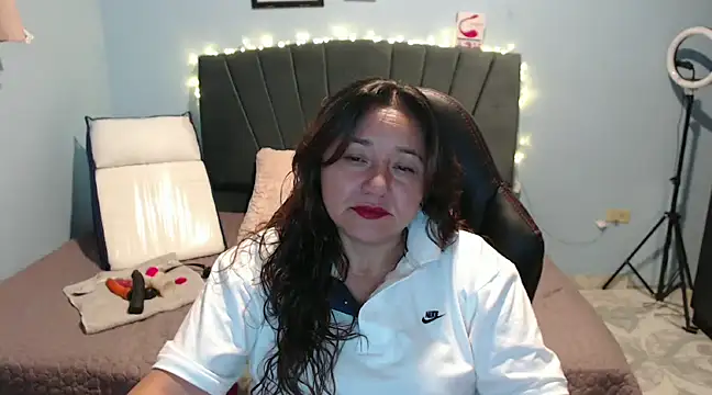 Snapshot of AngelRouss chatting on 02.01.25 AngelRouss online show from 02.01.25