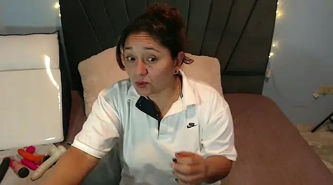 Snapshot of AngelRouss chatting on 02.01.25 AngelRouss online show from 02.01.25