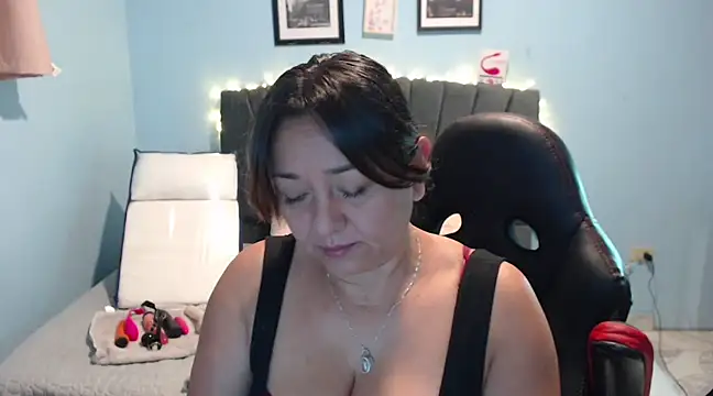 Snapshot of AngelRouss chatting on 02.04.25 AngelRouss online show from 02.04.25