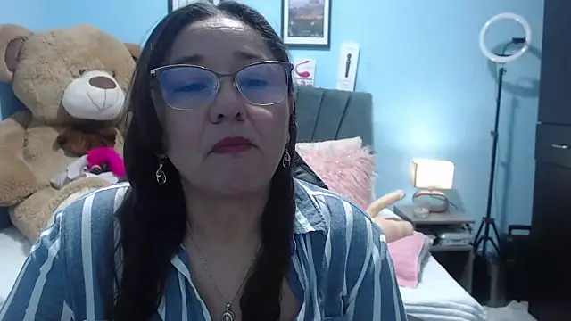 Snapshot of AngelRouss chatting on 10.28.25 AngelRouss online show from 10.28.25