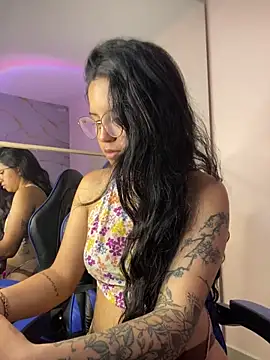 Snapshot of Rosita_forever_ chatting on 11.24.25 Rosita forever online show from 11.24.25