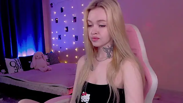 Snapshot of Naughty_Mable chatting on 05.22.26 Naughty Mable online show from 05.22.26