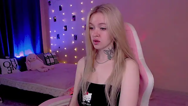 Snapshot of Naughty_Mable chatting on 05.26.26 Naughty Mable online show from 05.26.26