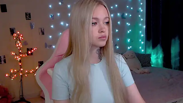 Snapshot of Naughty_Mable chatting on 07.27.26 Naughty Mable online show from 07.27.26