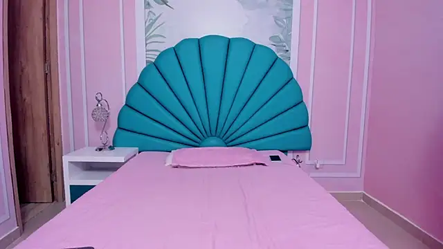 Daphne Fox  online show from 01.12.25