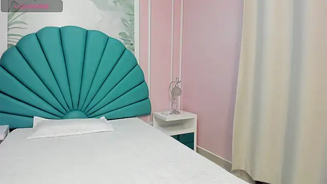 Daphne Fox  online show from 02.04.25