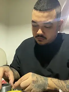 Snapshot of El_Titan1998 chatting on 03.23.25 El Titan1998 online show from 03.23.25