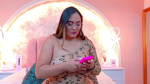 Snapshot of MiaLaurents chatting on 11.15.25 MiaLaurents online show from 11.15.25