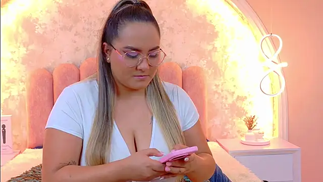 Snapshot of MiaLaurents chatting on 02.10.26 MiaLaurents online show from 02.10.26