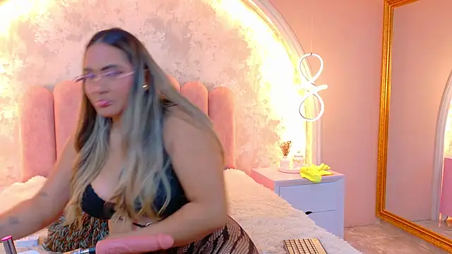 Snapshot of MiaLaurents chatting on 02.22.26 MiaLaurents online show from 02.22.26