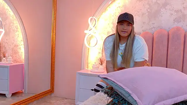 Snapshot of MiaLaurents chatting on 03.21.26 MiaLaurents online show from 03.21.26