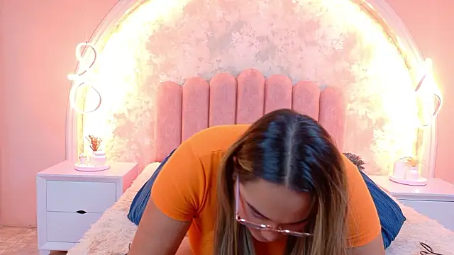 Snapshot of MiaLaurents chatting on 03.26.26 MiaLaurents online show from 03.26.26